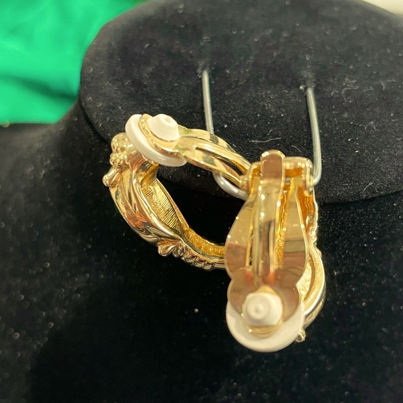 Gorgeous Emerald Swarovski Crystals Earrings - Picture 4 of 6